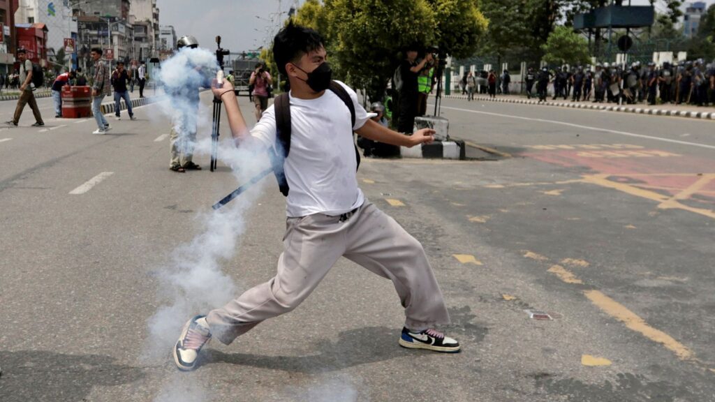 নেপালে চলমান আন্দোলনে বিক্ষোভকারী