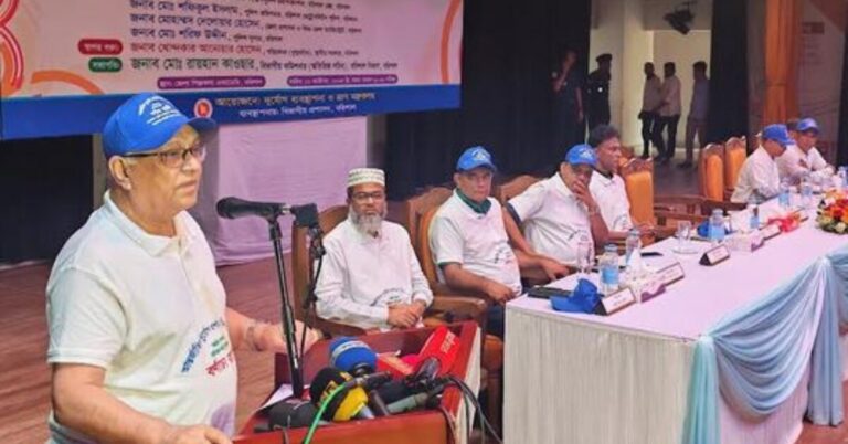 দুর্যোগ মোকাবিলায় সমন্বিত উদ্যোগ বিষয়ে অনুষ্ঠানে বক্তব্য দিচ্ছেন দুর্যোগ ও ত্রাণ উপদেষ্টা ফারুক ই আজম, পাশে অন্যান্য কর্মকর্তারা বসে আছেন।