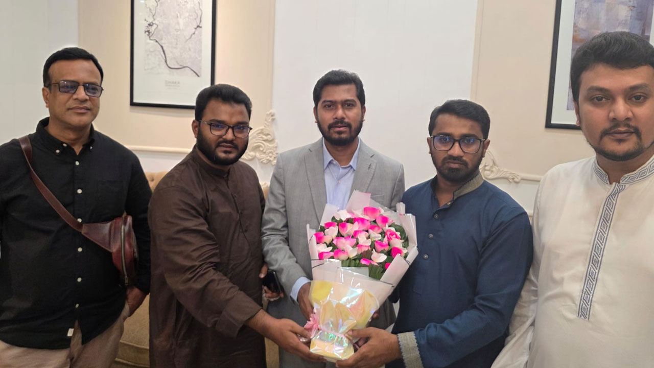 সিঙ্গাপুর থেকে দেশে ফিরেছেন