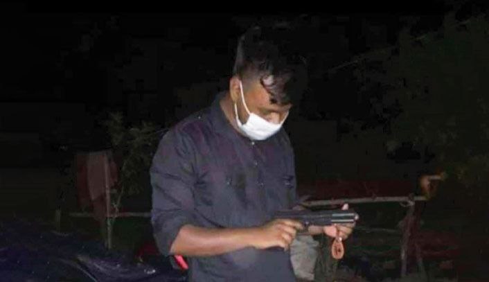 পিস্তল হাতে ছাত্রলীগ নেতার ছবি ভাইরাল
