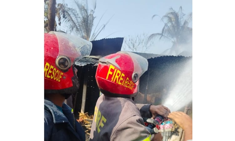 বাঁশখালীর সরল ইউনিয়নে ভয়াবহ অগ্নিকাণ্ডে একচালা কাঁচা বসতঘর পুড়ে ছাই। মাটির চুলা থেকে আগুনের সূত্রপাত বলে ধারণা, ফায়ার সার্ভিস আগুন নিয়ন্ত্রণে আনে।