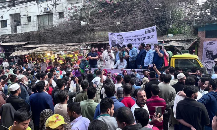 ঢাকা-১৭ আসনে তারেক রহমানের পক্ষে পথসভা ও লিফলেট বিতরণ। বিএনপি নেতারা ধানের শীষে ভোট দেওয়ার আহ্বান জানান।