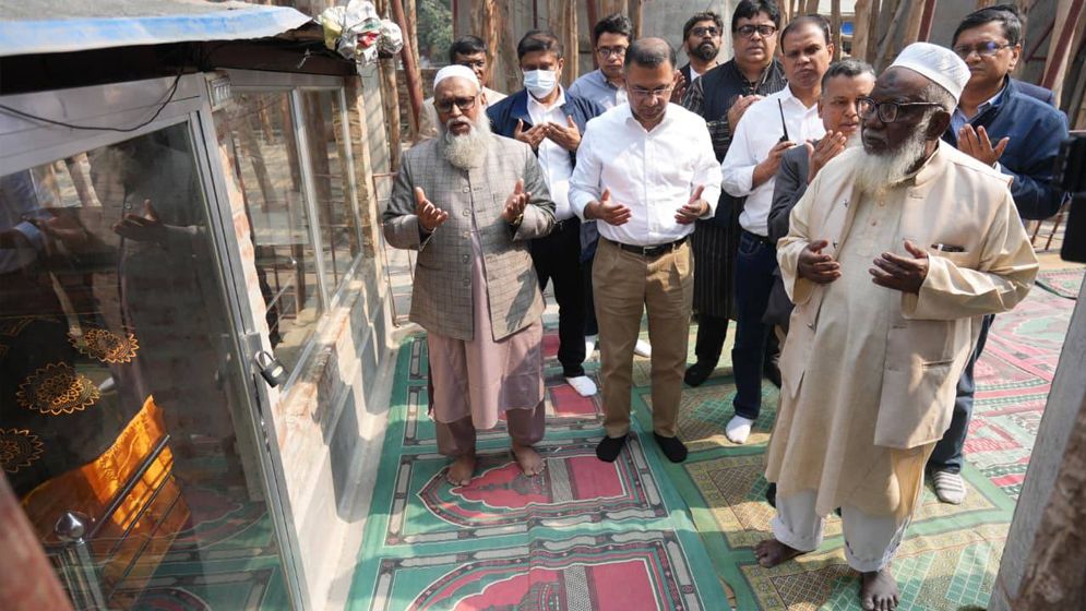 শাহ মখদুম (রহ.) এর মাজার জিয়ারত শেষে রাজশাহীর মাদরাসা মাঠের জনসভায় যোগ দিয়েছেন বিএনপি চেয়ারম্যান তারেক রহমান। রাজশাহীসহ তিন জেলার প্রার্থীদের পরিচয় করিয়ে দেবেন তিনি।