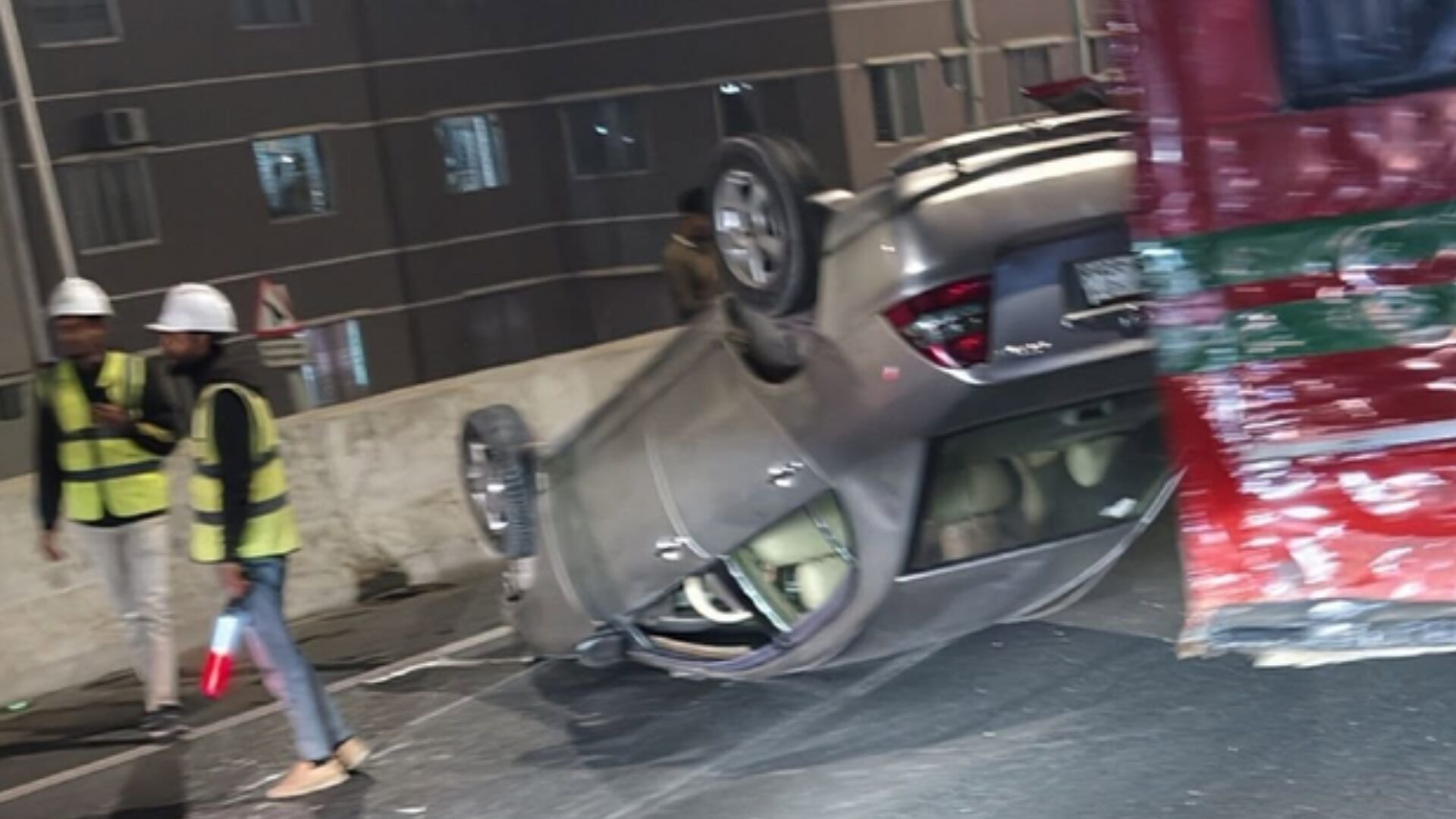 এলিভেটেড এক্সপ্রেসওয়েতে প্রাইভেটকার দুর্ঘটনা