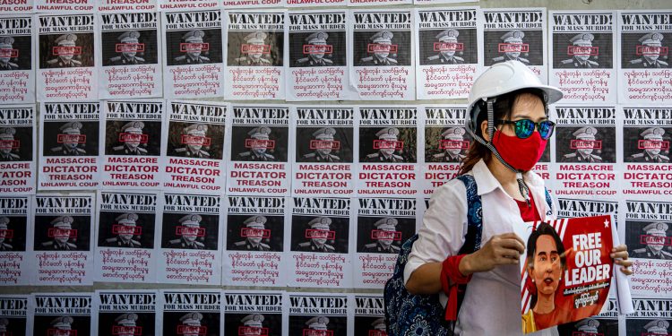 ২০২১ সালের ফেব্রুয়ারিতে মিন অং হ্লাইংয়ের সামরিক অভ্যুত্থানের প্রতিবাদে ইয়াঙ্গুনে আয়োজিত একটি বিক্ষোভে অংশ নিয়েছেন এক নারী। চিত্র: দ্য ইরাবতি।