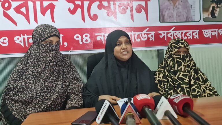 রাজধানীর খিলগাঁও থানার ওসির বিরুদ্ধে শীর্ষ সন্ত্রাসী ‘পাগলা সোহেল’কে অনৈতিক সুবিধা দেওয়ার অভিযোগ তুলেছেন ভুক্তভোগীরা। সংবাদ সম্মেলনে মামলা গ্রহণে গড়িমসি, হয়রানি ও বিভাগীয় তদন্তের দাবি জানানো হয়।