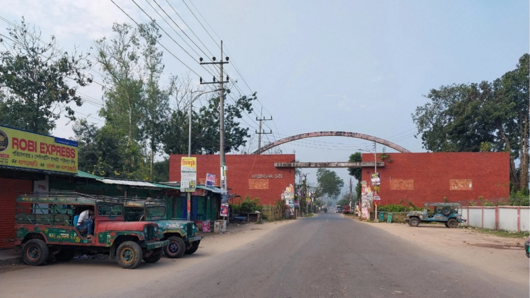 অবরোধের কারণে পর্যটকশূন্য খাগড়াছড়ি গেইট এলাকার সড়ক