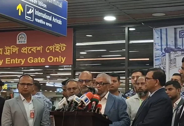দুই বাংলাদেশির মরদেহ দেশে ফেরানোর বিষয়ে সাংবাদিকদের সঙ্গে কথা বলছেন প্রবাসী কল্যাণমন্ত্রী আরিফুল হক চৌধুরী