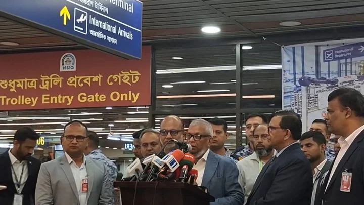 দুই বাংলাদেশির মরদেহ দেশে ফেরানোর বিষয়ে সাংবাদিকদের সঙ্গে কথা বলছেন প্রবাসী কল্যাণমন্ত্রী আরিফুল হক চৌধুরী