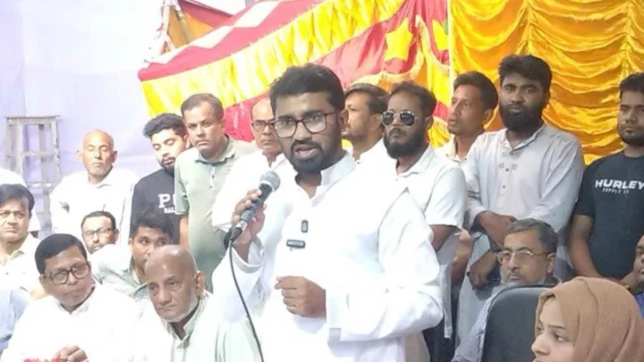 ঝিনাইদহের কালীগঞ্জে সার্বজনীন কালীবাড়ি পূজামণ্ডপ পরিদর্শনে বক্তব্য দিচ্ছেন প্রধানমন্ত্রীর রাজনৈতিক সহকারী রাশেদ খাঁন